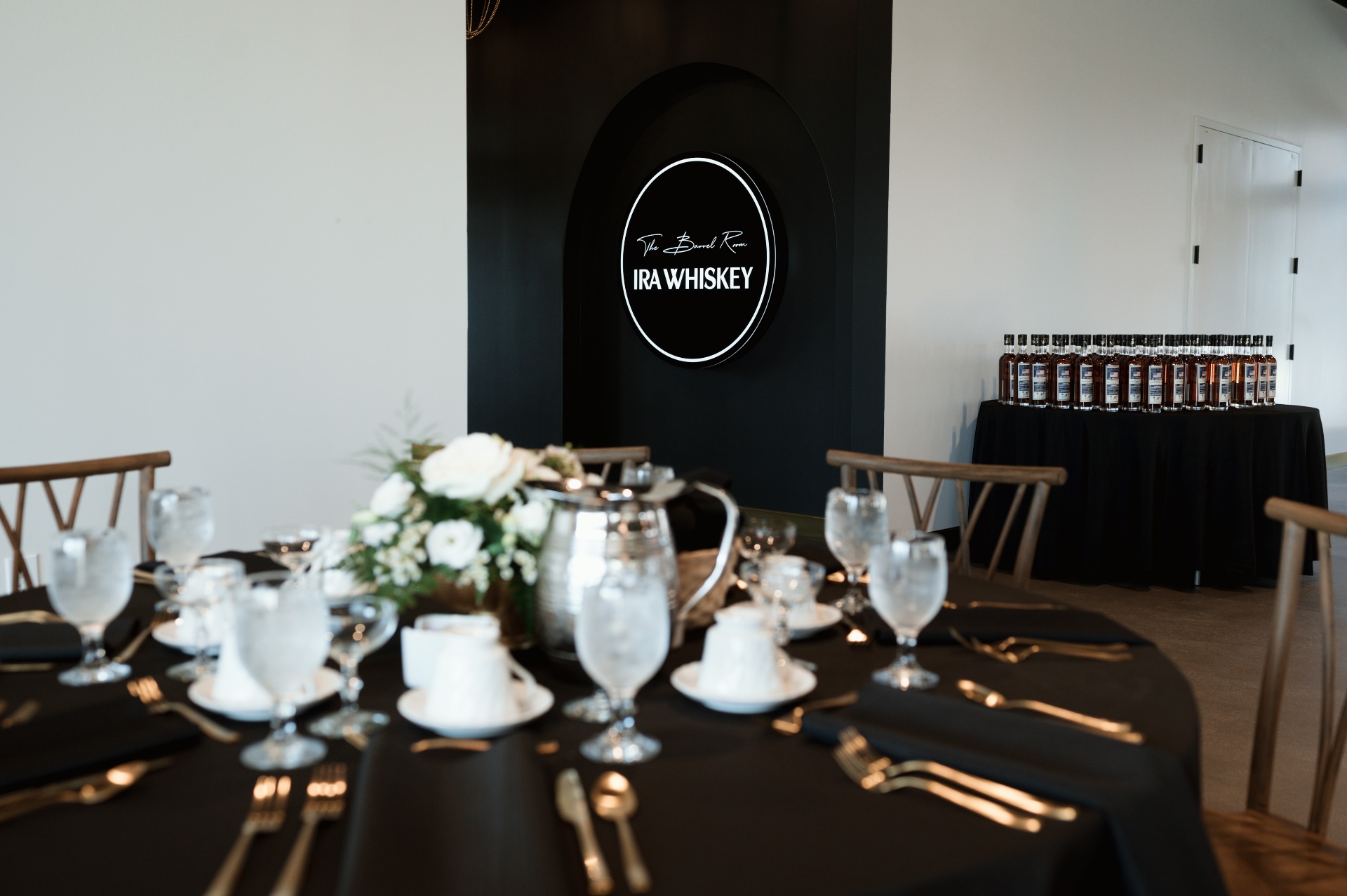 Ira Whiskey table setting and signature arch